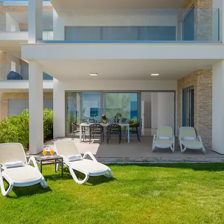 Beachfront Luxe Designer Appartement *