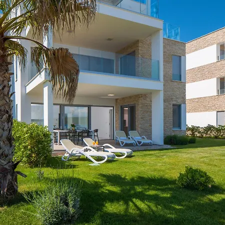 Beachfront Luxe Designer 公寓 Sukošan