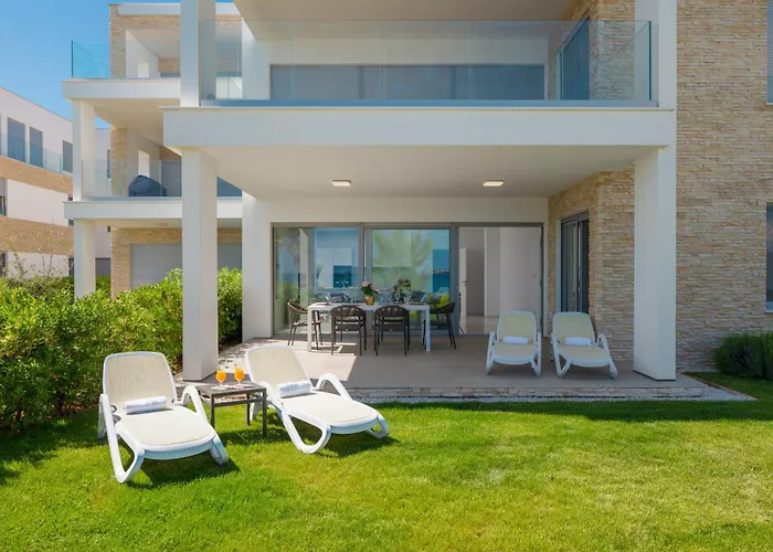 Beachfront Luxe Designer Appartement *