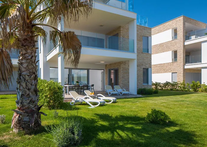 Beachfront Luxe Designer Apartment Sukošan